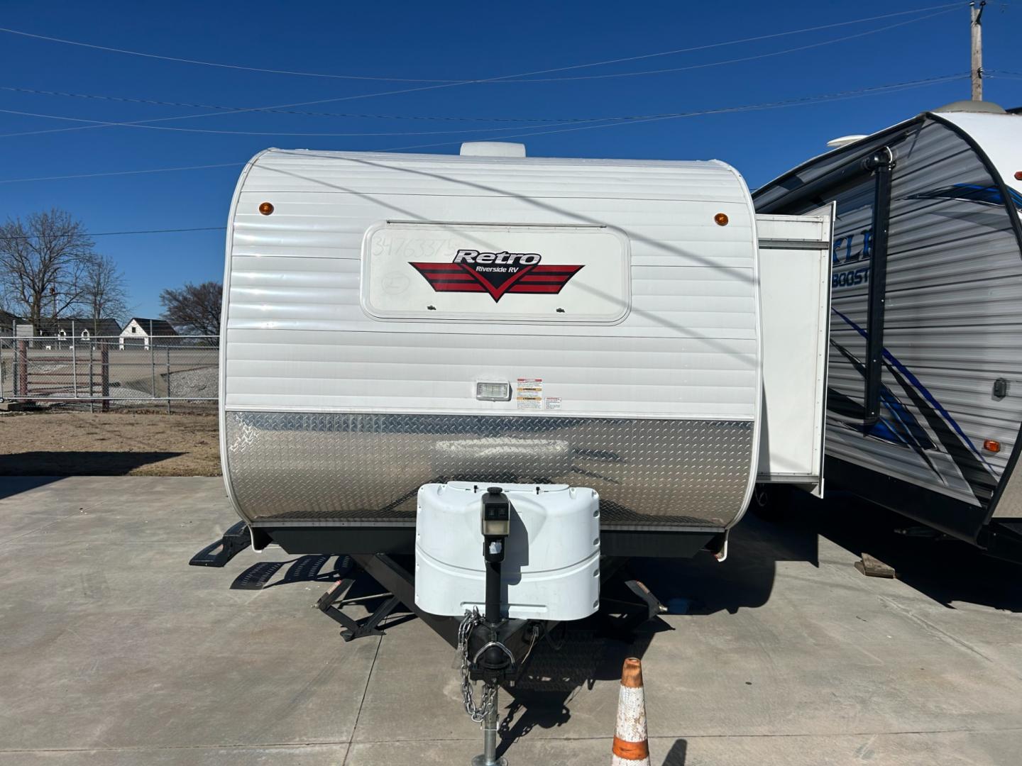 2020 RED /TAN Riverside RV RETRO 199FKS (59CCC3420LL) , located at 17760 Hwy 62, Morris, OK, 74445, 35.609104, -95.877060 - Photo#4